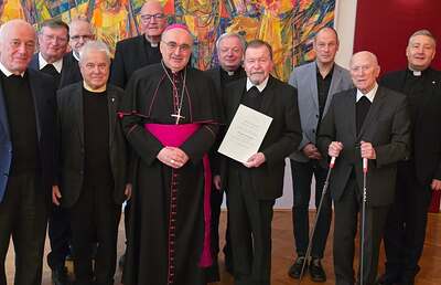 Bischof Wilhelm überreichte die Urkunde im Kreis der aktiven und emeritierten Domherren.